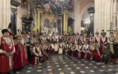 Pasowanie nowych braci kurkowych na Wawelu